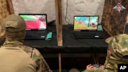 Руски военнослужещи се обучават да работят с военни дронове на неразкрито място на 26 май.