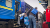 Украински деца слизат от влак на Централната гара в Киев, след като са били освободени от окупирани от Русия територии със съдействието на неправителствената организация "Спаси Украйна", април 2025 г.
