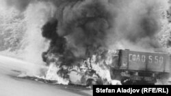 Автомобилът, в който изгарят Гунди и Котков.