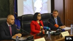 От ляво надясно: зам.-директорът на ГДБОП Емил Борисов, зам.-главният прокурор Ваня Стефанова и директорът на ГДБОП Боян Раев, 7 юли 2025 г.