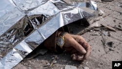 Ръка на украински гражданин, покрит с фолио, убит при руската атака срещу Суми.