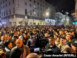 Поддръжници на Дан са се събрали пред предизборния му щаб в неделя вечерта.