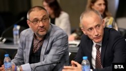 Председателят на комисията по образованието и науката Андрей Чорбанов (вляво) и министърът на образованието Красимир Вълчев, 24 април 2025 г.