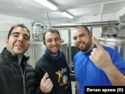 Тодор Тодоров, Павел Павлов и Петър Недялков в пивоварната.