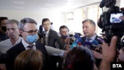 Трайчо Трайков (вляво с маска) и Иво Прокопиев говорят пред медиите след оправдаването им на първа инстанция