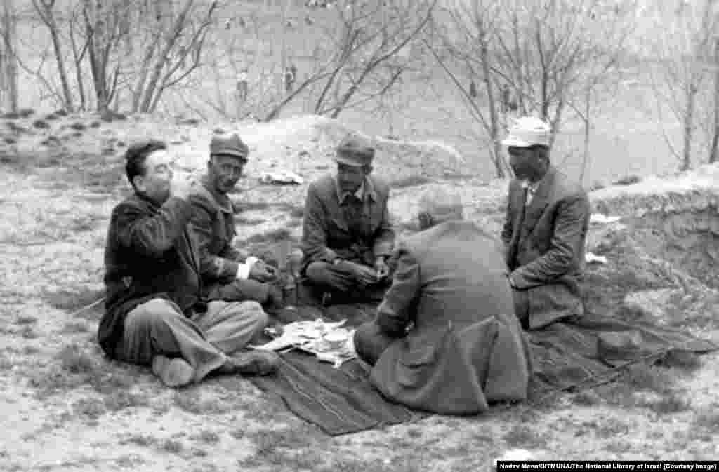 Израелски пътешественик (вляво) отпива от питие редом с работници близо до река Шат ал-Араб в Западен Иран през 50-те години на миналия век. Израелци, живеещи в Иран преди революцията от 1979 г., си спомнят, че не са се интересували от репресиите, наложени от шаха срещу собствения му народ. „Те не се оплакаха, а ние не се намесихме“, спомня си един израелец във филм за предреволюционния период. „Не сме слепи, знаехме в каква реалност живеем, но това не беше наша работа“, добави той.