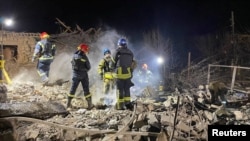 Спасители търсят хора под останките на шест къщи в град Покровск в Източна Украйна. Руска атака срещу града уби 11 души и рани други осем.