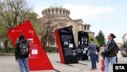 Навръх 100-годишнината от атентата на БКП в църквата "Св. Неделя" в София пред храма беше открита изложба и арт инсталация "Отломки от един следобед", организирана от Държавна агенция "Архиви", 16 април 2025 г.