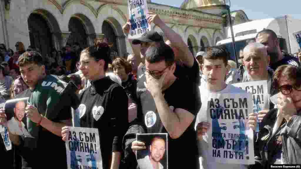 На протеста присъстваха и близки на други загинали в катастрофи."Искрено се надявам да се обединят всички и този ад по пътищата на България да спре " каза Петя Иванова от сдружение "Ангели на пътя", в което членуват родители, загубили децата си на пътя. "Всички в момента говорят за пътищата. Никой не говори това, че тези убийци получават условни присъди", .