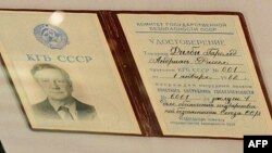 Служебната карта от КГБ на легендарния двоен агент Ким Филби, оглавявал Петорката от Кеймбридж, показана на изложба по случай 90-годишнината на руското външно разузнаване, 22 декември 2010 г.