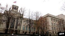 Руското посолство в Берлин, снимано през 2013 г. Руски дипломат загина на тротоара пред дипломатическата мисия, в подножието на четириетажна сграда като тази вдясно.