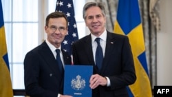 Държавният секретар на САЩ Антъни Блинкен и шведският министър-председател Улф Кристерсон по време на церемония в Държавния департамент на САЩ, на която Швеция официално се присъединява към Северноатлантическия алианс.