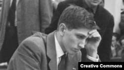 Боби Фишер по време на мач в Лайпциг, Източна Германия, през 1960 г.