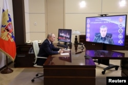 Кадър от разговора между руския президент Владимир Путин и началника на руския генерален щаб Валерий Герасимов, 26 април 2025 г.