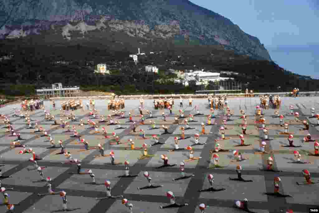 Спортно представление в "Артек" през лятото на 1977 г.Летовниците в лагера са били редовно подлагани на „пламенни речи“ от политически оратори, сред които германската комунистка Клара Цеткин. По-невинни занимания като тренировки по лека атлетика, театрални представления и походи са поддържали популярността на лагера сред младите му посетители.