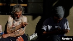 65-годишен мъж си инжектира фентанил на улица в Сан Франциско, САЩ, 2020 г.