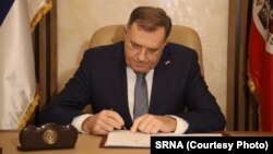Президентът на Република Сръбска Милорад Додик подписва нови закони, които блокират правомощията на национални органи на Босна и Херцеговина в управляваната от него територия, 5 март 2025 г.