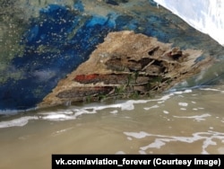 Щетите по корпуса на екраноплана. Не е ясно кога се е образувала пробойната