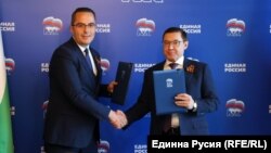 Зам.председателят на "Възраждане" Цончо Ганев (вляво) и секретарят на "Единна Русия" Владимир Якушев, 28 април 2025 г.