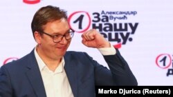 Сръбският президент Александър Вучич празнува победата на партията си СНС на парламентарните избори на 21 юни