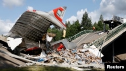 Останките на пътническия влак, ударен от отломките на срутен мост в Брянск, 31 май 2025 г.