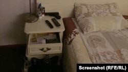 Снимка, за която се предполага, че е направена в спалнята на Бойко Борисов, на която се виждат пистолет, кюлчета злато и еврови банкноти. 