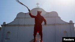 Мъж, облечен като демон, участва в церемонията, известна като Los Talciguines, част от религиозните дейности за отбелязване на началото на Страстната седмица в Тексистепеке, Салвадор, 14 април 2025 г.