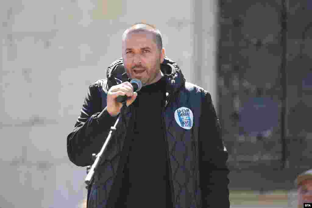 Бащата на загиналата Сияна Николай Попов каза, че исканията на протестиращите не са политически, а обществени. "Искаме да се движим по нормални пътища, искаме да имаме закони, които се прилагат, и институции, които реагират незабавно, а не когато някой умре", каза той.