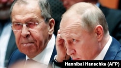 Руският външен министър Сергей Лавров и президентът Владимир Путин по време на конференцията за Либия в Берлин през 2019 г.