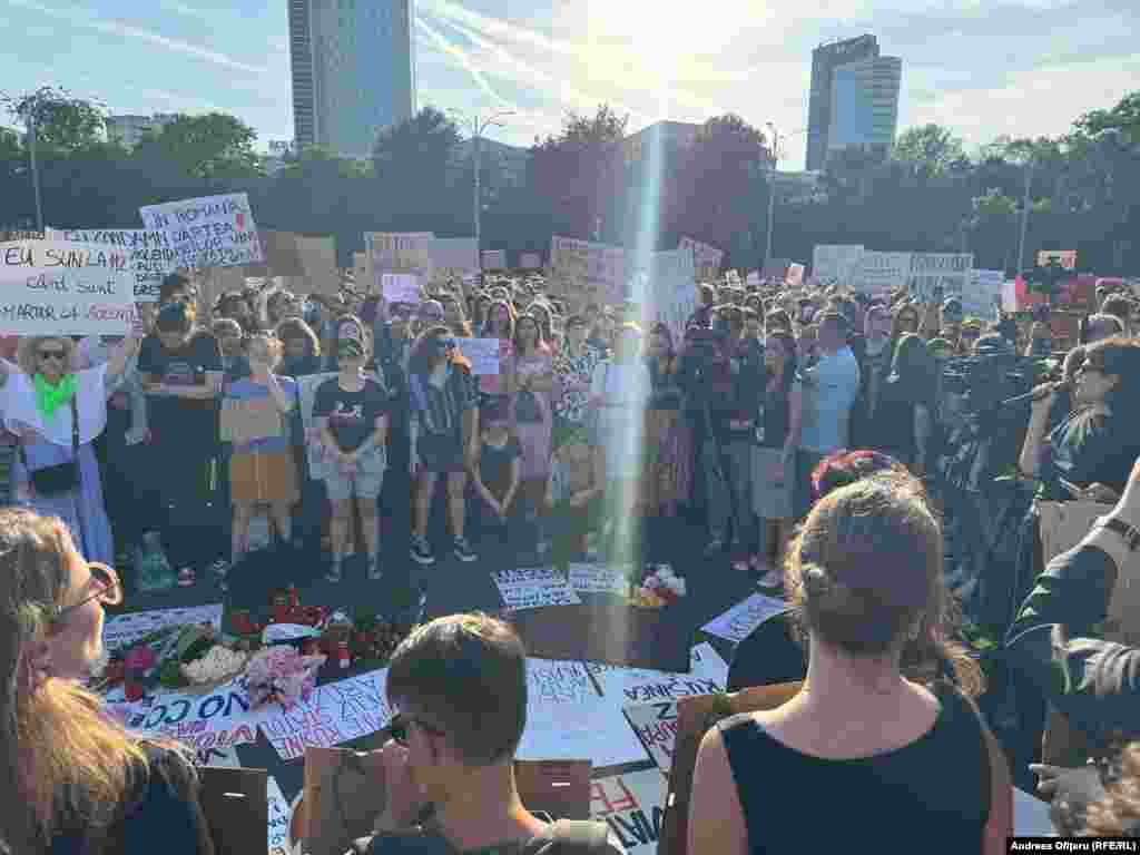 Около 4000 души се събраха пред сградата на румънското правителство в Букурещ на 3 юни, за да протестират срещу насилието над жени.Шокиращото убийство на бременната Марку е 25-ият случай на убийство на жена в Румъния само за последните пет месеца. Тя е застреляна, вероятно от бившия си приятел, който слага край на живота си след като извършва престъплението.