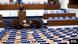 Костадин Костадинов прави декларация от парламентарната трибуна пред почти празна зала