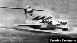 Съветски екраноплан клас "Лун", снабден с 6 ракетни установки по време на тестове в Каспийско море.