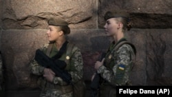 Украинското министерство на отбраната е обещало на жените военни подходящи каски, бронежилетки и униформи за зимата.