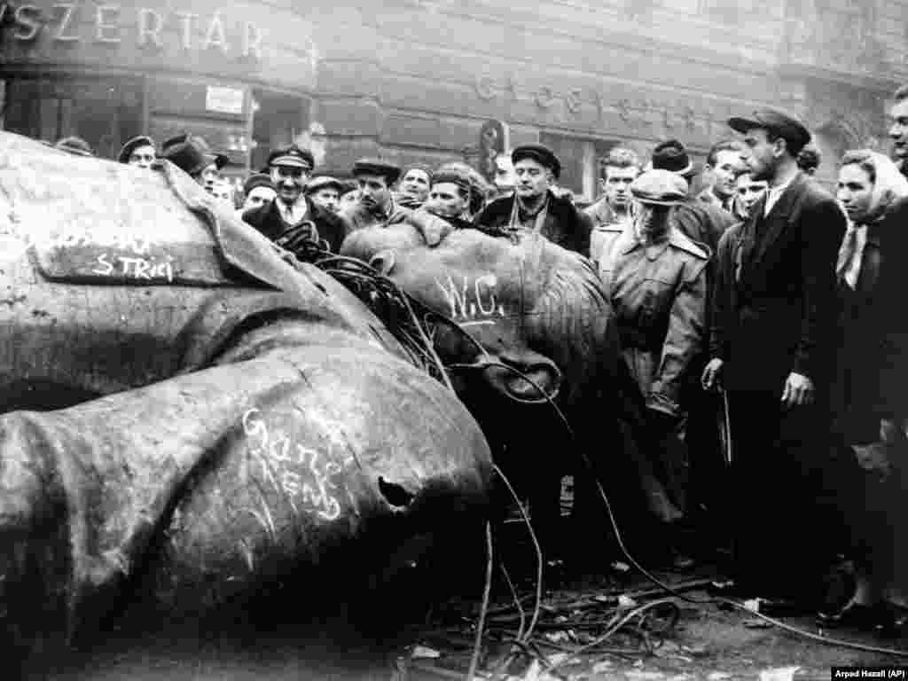 Унгарци са наобиколили повалена статуя на Йосиф Сталин по време на революцията от 1956 г. През 1956 г. RFE търпи остри критики за предавания, които са възприети като окуражителни за противопоставянето на унгарците срещу комунистическия режим. Революцията е смазана от съветските военни, хиляди са убити. Поглеждайки към назад към излъчванията на RFE през 1956 г., които включват някои технически съвети за това как да се държи революцията жива, един бивш директор на радиото казва: „функцията на радиото никога не е да казва на хората какво да правят, най-малкото в условията на насилствени сътресения“.