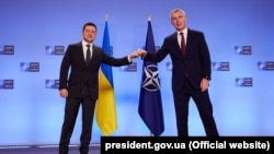 Президентът на Украйна Володимир Зеленски и генералният секретар на НАТО Йенс Столтенберг