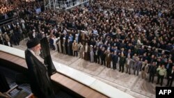 Върховният лидер на Иран аятолах Али Хаменей маха на свои поддръжници по време на церемония по случай 36-ата годишнина от смъртта на аятолах Рухолах Хомейни в Техеран, 4 юни 2025 г.