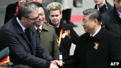 Александър Вучич се здрависва със Си Дзинпин в Москва на 9 май