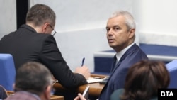 Цончо Ганев (в гръб) и Костадин Костадинов от "Възраждане", 27 юни 2025 г.