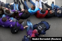 Протестиращи блокират входа на паркинга на парламента, 14 април 2025 г.