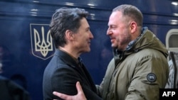 Ръководителят президентската канцелария на Украйна Андрий Ермак (вдясно) посреща министър-председателя на Канада Джъстин Трюдо при пристигането му на железопътната гара в Киев.