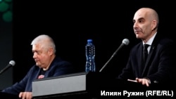 Бившият собственик на агенция ПИК Недялко Недялков (вляво), и евродепутатът, избран с листата на "Възраждане" Петър Волгин по време на форум, насочен против приемането на еврото в България, 16 май 2025 г.