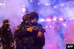 Органите на реда заемат позиции по улиците около федералната сграда по време на протеста.