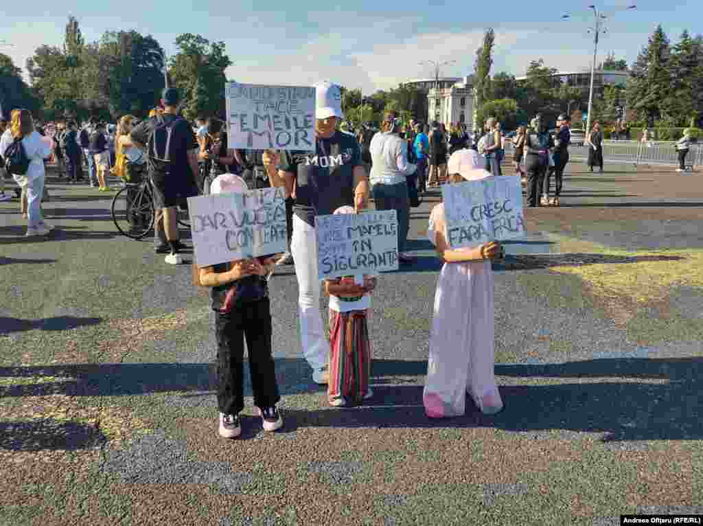 На протеста присъстват и деца, които държат плакати.