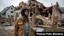 Тетиана Максименко напуска къщата си, разрушена от руски ракетен удар, Мархаловка, Киевска област, Украйна, 25 май 2025 г.