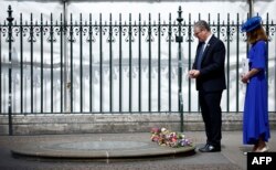 Британският premier Киър Стармър и съпругата му Виктория Стармър полагат венец след благодарствената служба по случай 80-годишнината от Деня на победата в Европа в Уестминстърското абатство в Лондон.