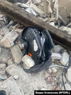 Кошче за возене на бебе в автомобил сред руините, 22 април 2025 г.