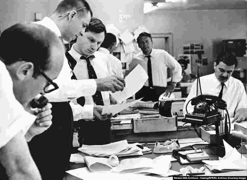 Редактори работят в нюзрума на RFE в Мюнхен през 1967 г.През 1967 г. финансирането на радиото от страна на ЦРУ е разкрито, а след това то започва да получава средствата си директно от американския Конгрес. Радиото е разглеждано като ключово средство за войната на идеи между съветските режими и западните демокрации.