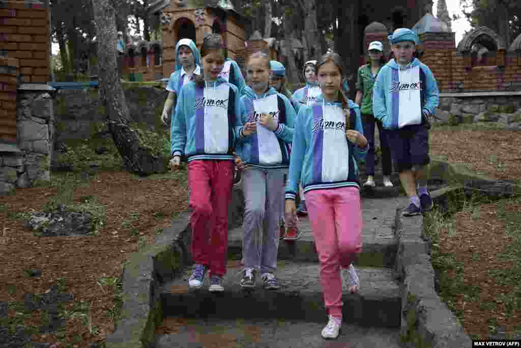 Деца в Артек през май 2015 г.След незаконното анексиране на Крим от Русия през 2014 г. и военната окупация Москва инвестира милиони долари в обновяването на морския лагер.Според Нойман под руски контрол „Артек“ служи „както като витрина на руското възраждане, така и като мост към съветското минало“ с цел „формиране на младите умове, налагане на одобрена от държавата представа за историята и култивиране на лоялност към руската държава“.