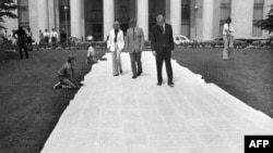 Петицията за импийчмънт на президента Никсън е подписана от 34 606 души, но това става едва две години след началото на скандала. На тази снимка от юли 1974 г. петицията и подписите под нея са разстлани пред сградата на Правната комисия на долната камара на Конгреса.