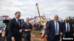 Сръбският президент Александър Вучич, шефът на "Булгартрансгаз" Владимир Малинов и тогавашният премиер Бойко Борисов на строителна площадка на газопровода "Турски поток" в България. Снимката е от 1 юни 2020 г.